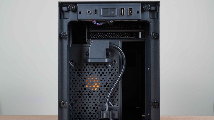 點我看大圖 簡約中帶有一絲狂野!darkFlash DLH21 ITX 機殼