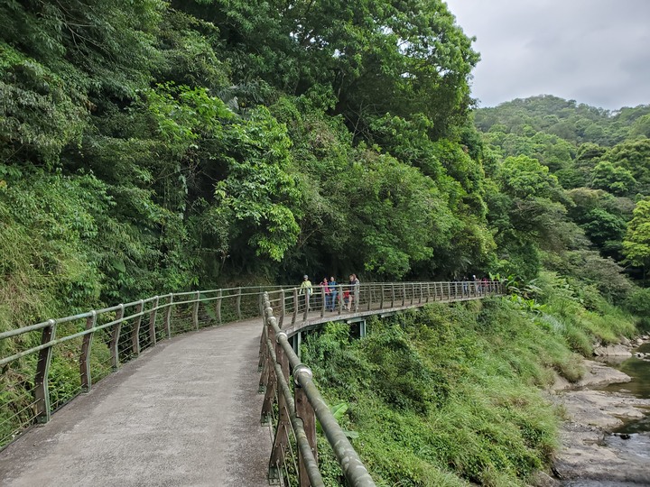 〔坪林健行〕北勢溪自行車步道 - 別再整天綠油油!! 出遊茶園搭配陽光來吧讓我帶你去拍喝茶廣告- 大家注意健康安全