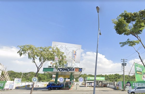 奇葩建案蒐奇！加油站變你家中庭，旋轉豪宅跟上榜
