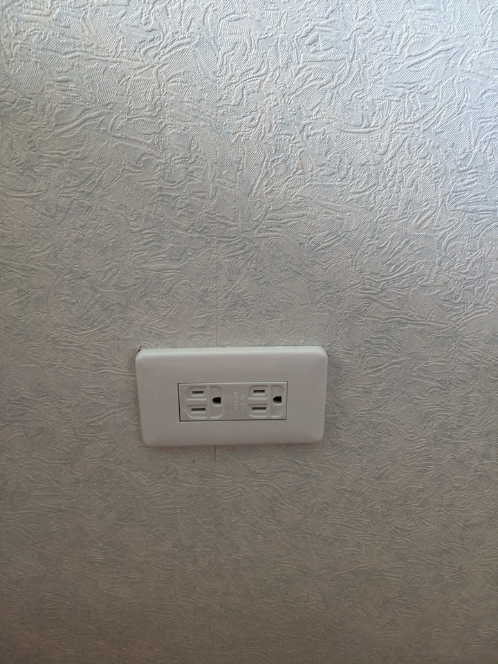 請問 為什麼三孔插座的G 會有 12V？