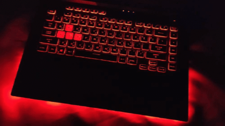 粉色妝點明快風格，ROG Strix G15 G513QM 電馭粉電競筆電開箱測試