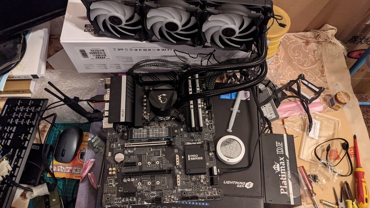 微星MSI MAG CoreLiquio 360R 簡易開箱 (更新 空冷利民TRUE Spirit 140 Power 單風扇水冷 MasterLiquid ML120L V2 RGB 雙風扇水冷 微星MAG CoreLiquio 240R 溫度測試對比) )