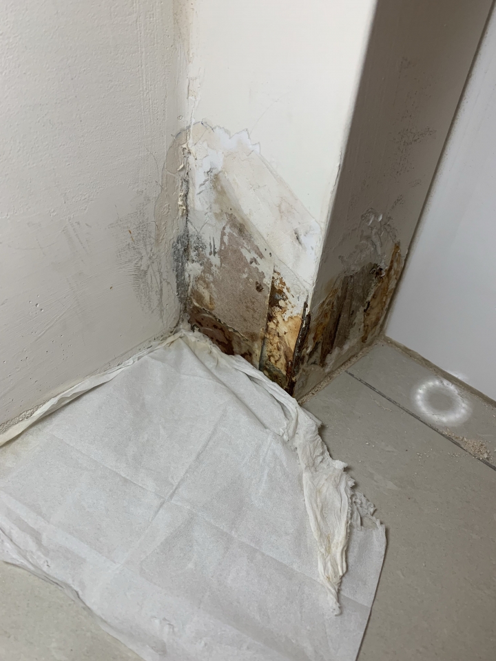 地磚撬開後有濕是正常的嗎？