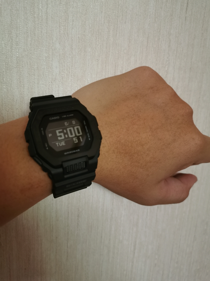 CASIO G-SHOCK GBX-100 過癮的超大數字顯示