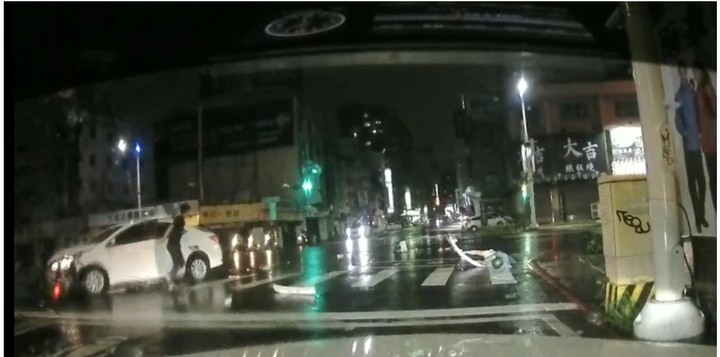 撞擊畫面|外送員與左轉車碰撞噴上天「大」字型旋轉骨折