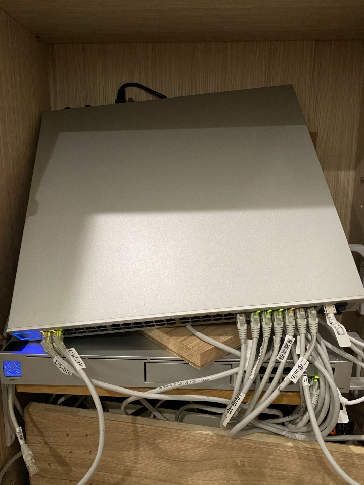 疫情關在家就是要整理弱電櫃啊,Unifi 簡易版全家桶分享 UDMP+USW-24-POE