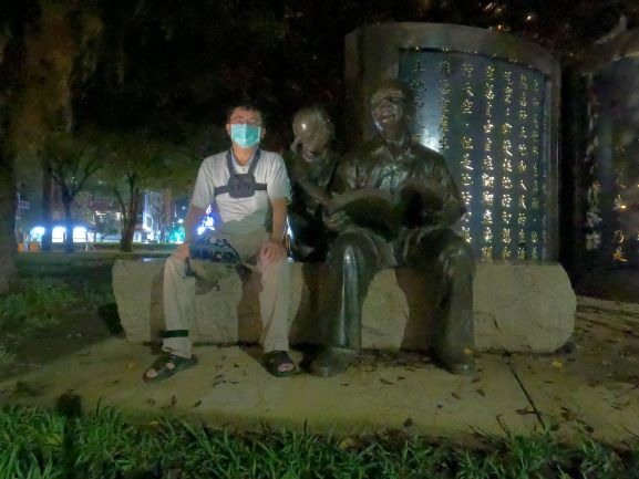 高雄單車旅行第50集20210618騎向中央公園高雄文學館葉石濤雕像