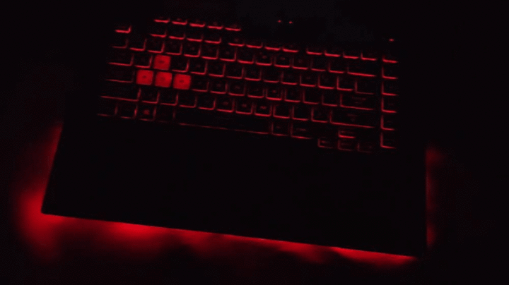 粉色妝點明快風格，ROG Strix G15 G513QM 電馭粉電競筆電開箱測試