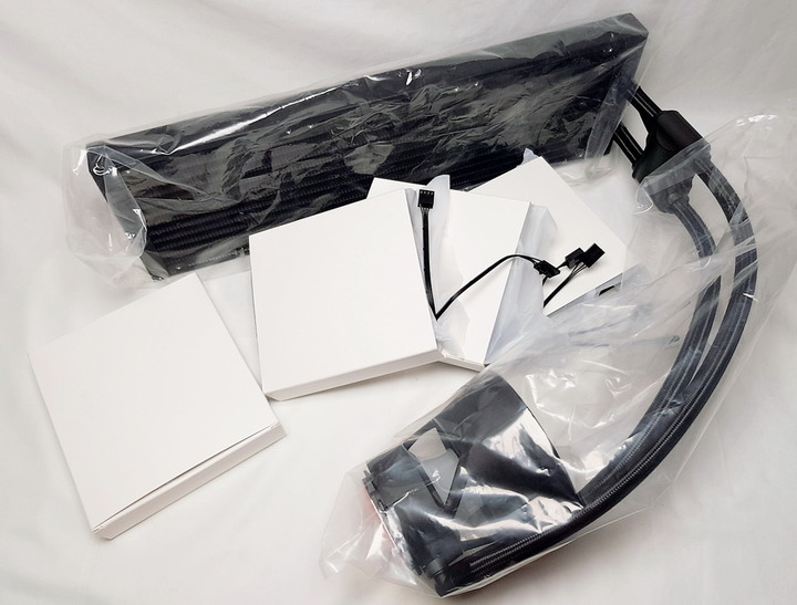 夠冷夠閃亮的一體式水冷散熱器 - 迎廣 InWin BR36
