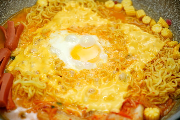 韓式炒泡麵．10分鐘上桌的美味家庭料理!