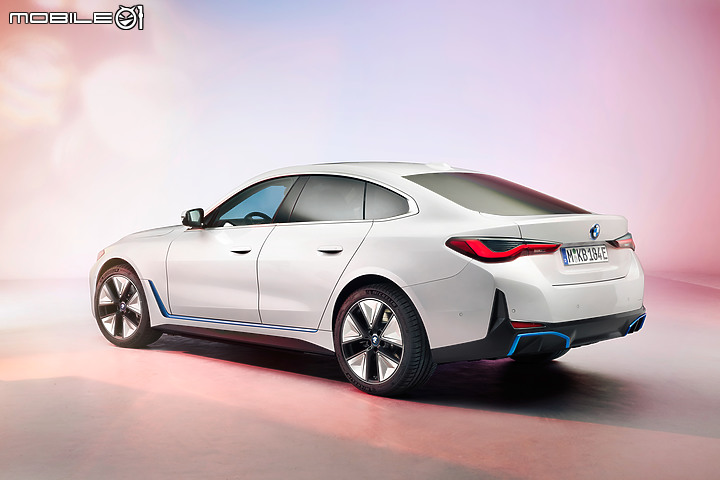 【海外情報】BMW i4內裝首度曝光,「曲面雙螢幕」成視覺焦點!