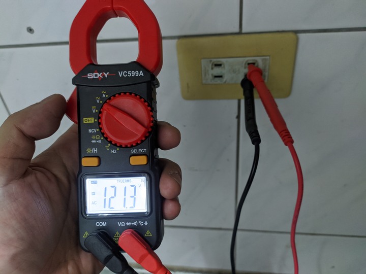請問大樓公共區域電壓過高130v，正確處理方式?