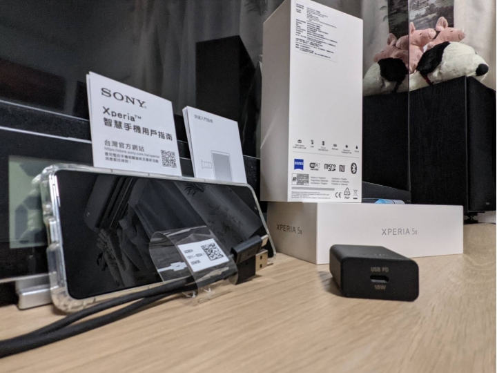 想問有購買xperia 5ii的索友們 充電線只有我買到怪怪的嘛？