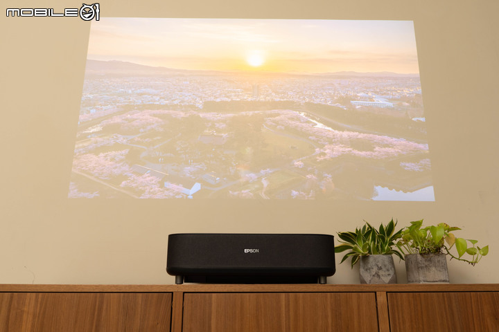 EPSON 國民雷射大電視 EH-LS300B 開箱體驗 120 吋大畫面輕鬆可得
