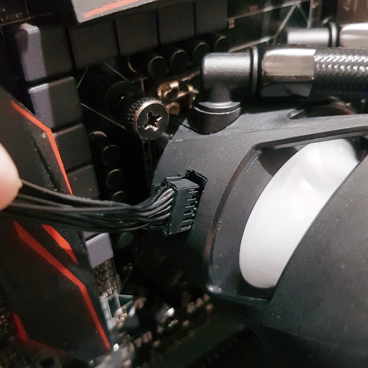 夠冷夠閃亮的一體式水冷散熱器 - 迎廣 InWin BR36