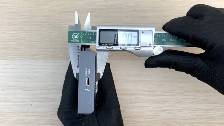 點我看大圖 天下哪有這麼好的事,能讓你左右逢源?OWC Envoy Pro FX,雙協議 Thunderbolt + USB 外接 SSD。