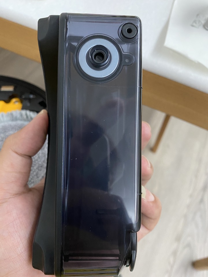 LG M9 MAX 銳眼「雙旋」拖地機器人 拖地只要動動口 地板就乾淨咕溜 - By 甜的蛤仔肉