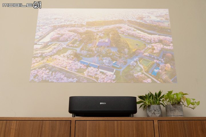 EPSON 國民雷射大電視 EH-LS300B 開箱體驗 120 吋大畫面輕鬆可得