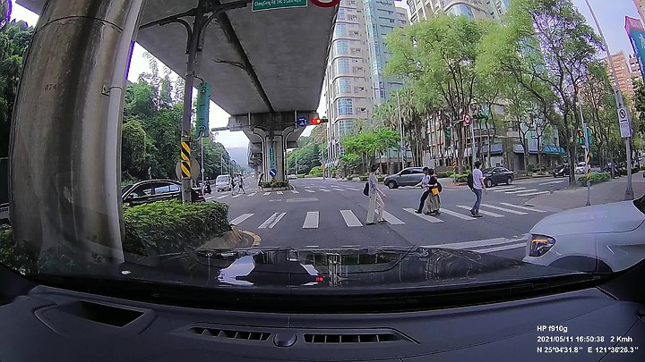 【不舉發】闖紅燈佔用機車停等區違規檢舉