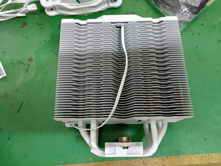 清涼一夏 白色塔散 安耐美 ENERMAX ETS-F40-W-ARGB 裝機心得