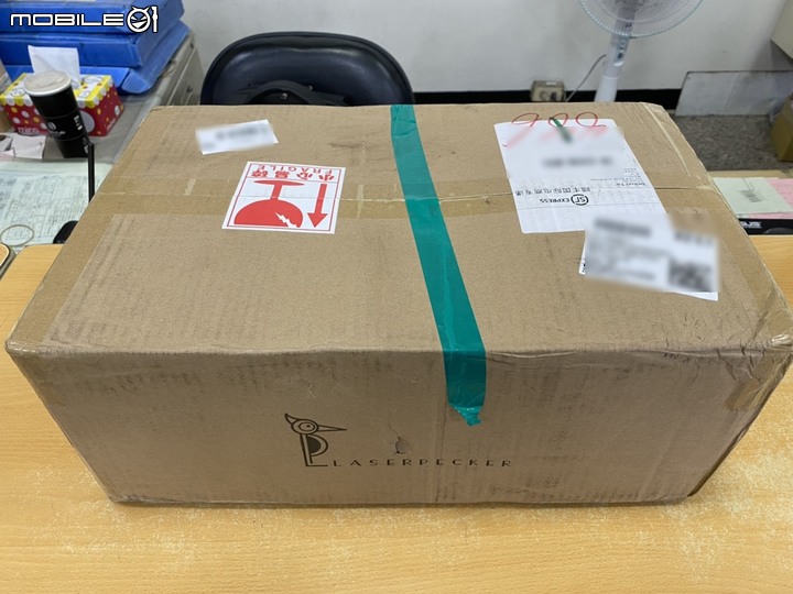 【 LaserPecker｜蜂鳥雷雕機 2 代 】攜帶式金屬雷雕機 開箱