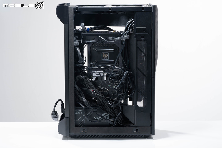 ROG Z11 電競機殼開箱試用 以斜向擺主機板真能提高性能?
