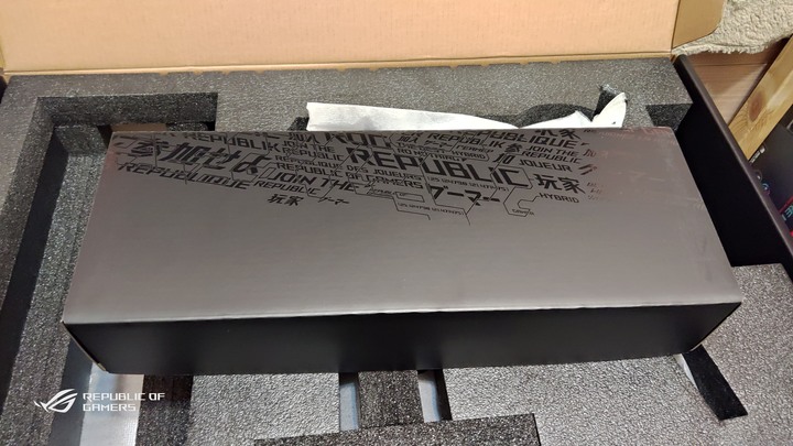 ROG PG32UQX - 4K 144Hz DSC Mini LED HDR顯示器之王(簡單開箱-圖文多)