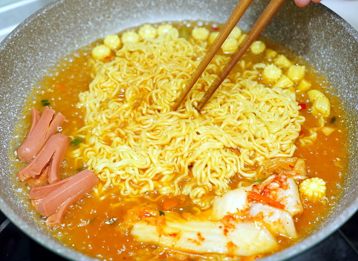 韓式炒泡麵．10分鐘上桌的美味家庭料理!