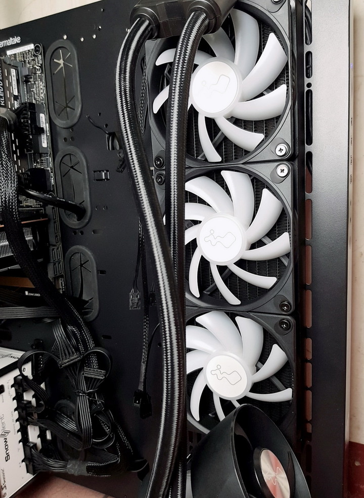 夠冷夠閃亮的一體式水冷散熱器 - 迎廣 InWin BR36