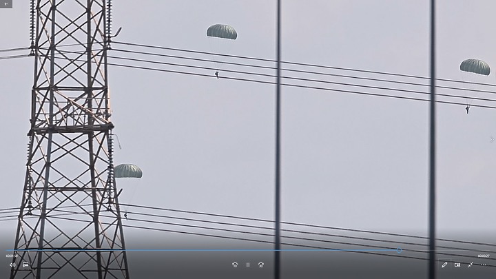Z7II廣闊區域AF傘兵跳傘訓練，影片緊按快門鈕有鎖焦效果。