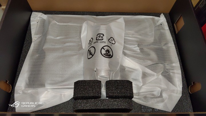 ROG PG32UQX - 4K 144Hz DSC Mini LED HDR顯示器之王(簡單開箱-圖文多)