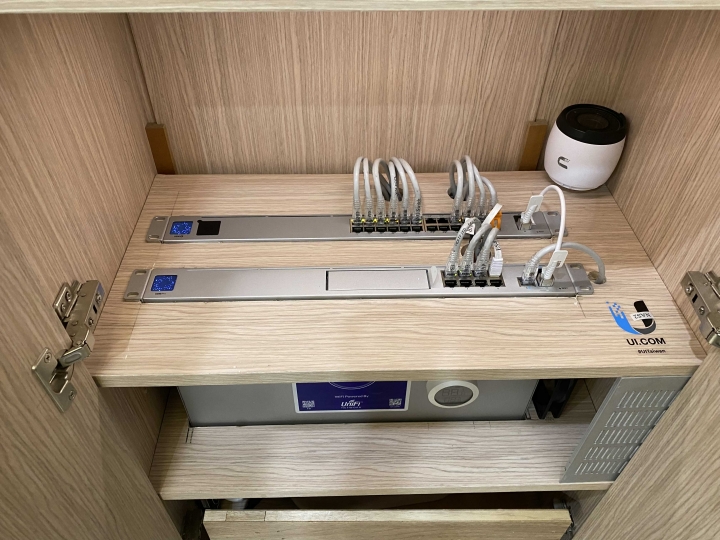 疫情關在家就是要整理弱電櫃啊,Unifi 簡易版全家桶分享 UDMP+USW-24-POE