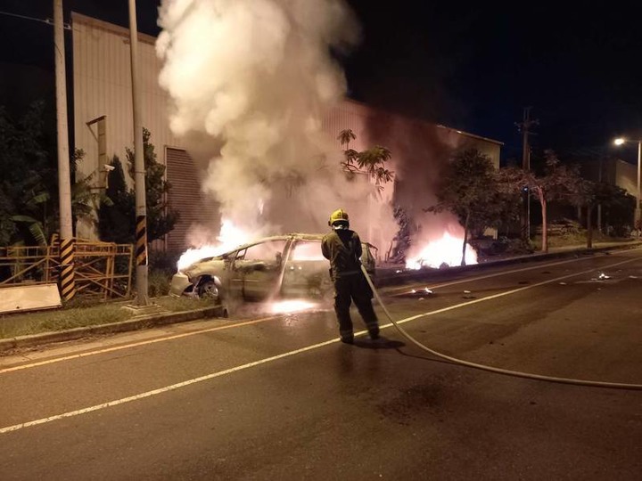 台南台江大道2車對撞引發火燒車釀3死、千萬超跑成廢鐵