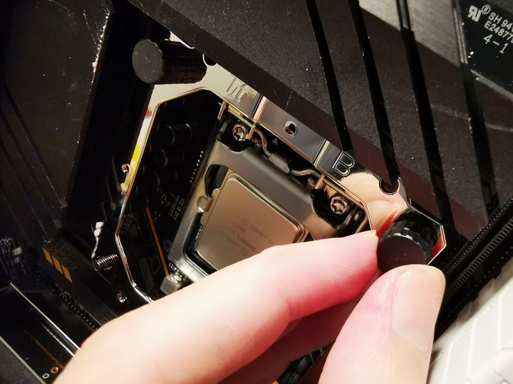 【開箱】玻璃櫃中的散熱巨獸!鋼影TOUGHAIR 510 CPU塔扇氣冷散熱器與TG-30散熱膏