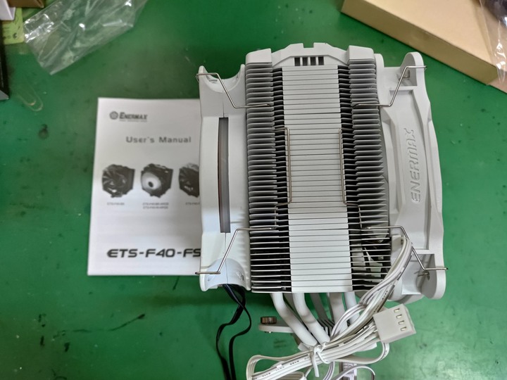 清涼一夏 白色塔散 安耐美 ENERMAX ETS-F40-W-ARGB 裝機心得