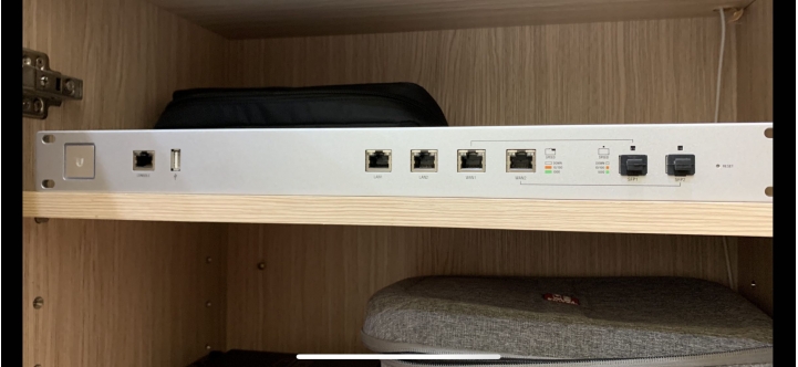 疫情關在家就是要整理弱電櫃啊,Unifi 簡易版全家桶分享 UDMP+USW-24-POE