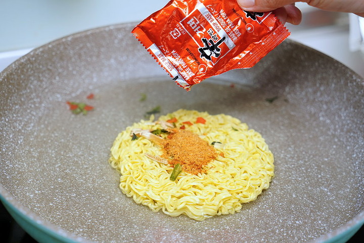 韓式炒泡麵．10分鐘上桌的美味家庭料理!