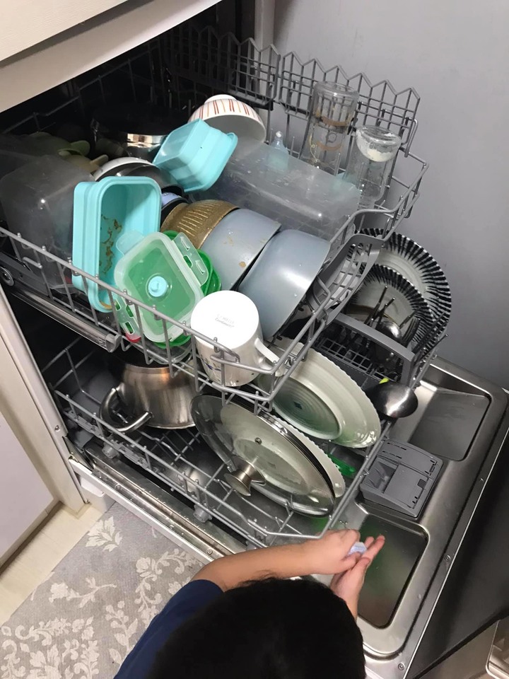 【開箱】｜低預算裝潢仿清水模電視牆｜即便「好窄」有家人就是豪宅。