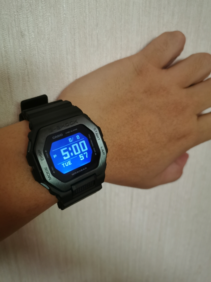 CASIO G-SHOCK GBX-100 過癮的超大數字顯示