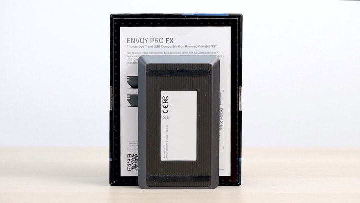 點我看大圖 天下哪有這麼好的事,能讓你左右逢源?OWC Envoy Pro FX,雙協議 Thunderbolt + USB 外接 SSD。