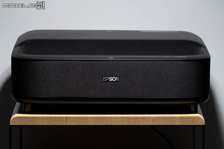 EPSON 國民雷射大電視 EH-LS300B 開箱體驗 120 吋大畫面輕鬆可得