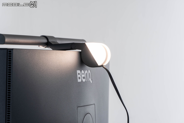BenQ ScreenBar Halo 螢幕掛燈開箱體驗 新光型+後補光設計讓照明範圍更廣
