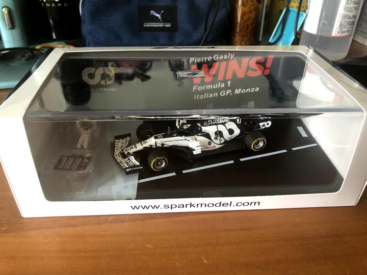 spark 1/43 gasly 2020 monza 首勝紀念版開箱 (圖少微開箱)