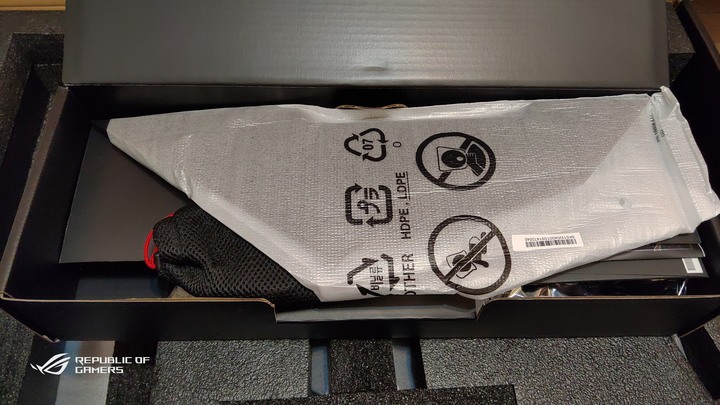 ROG PG32UQX - 4K 144Hz DSC Mini LED HDR顯示器之王(簡單開箱-圖文多)