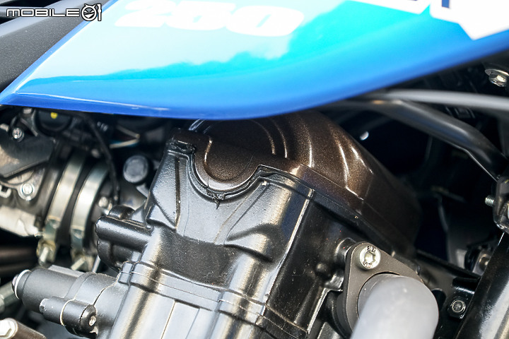 SUZUKI GIXXER 250 試駕｜當家油冷技術下放 日系白牌街跑新體驗