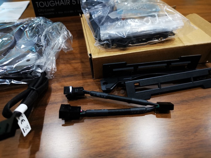 【開箱】玻璃櫃中的散熱巨獸!鋼影TOUGHAIR 510 CPU塔扇氣冷散熱器與TG-30散熱膏