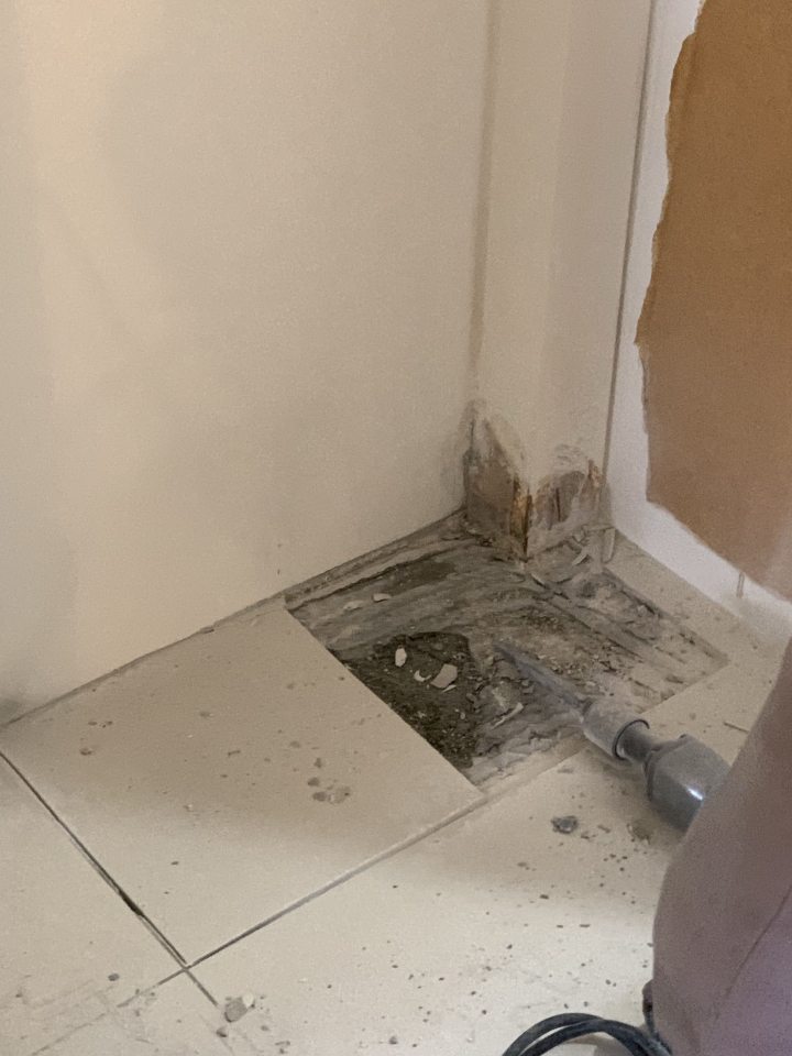 地磚撬開後有濕是正常的嗎？