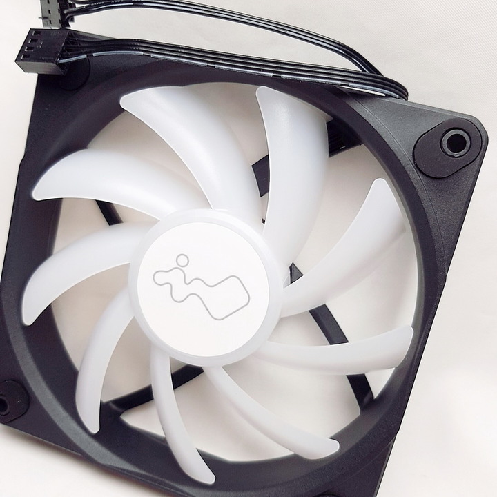 夠冷夠閃亮的一體式水冷散熱器 - 迎廣 InWin BR36