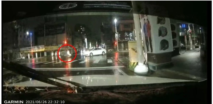 撞擊畫面|外送員與左轉車碰撞噴上天「大」字型旋轉骨折