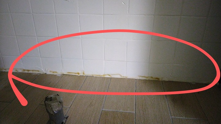 室內牆面塗佈防水漆，下緣靠地磚底部變黃?